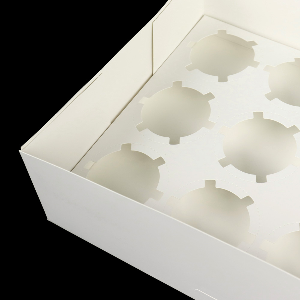 Comparing Paper and Plastic Cake Containers: Which One is Right for Your Business?