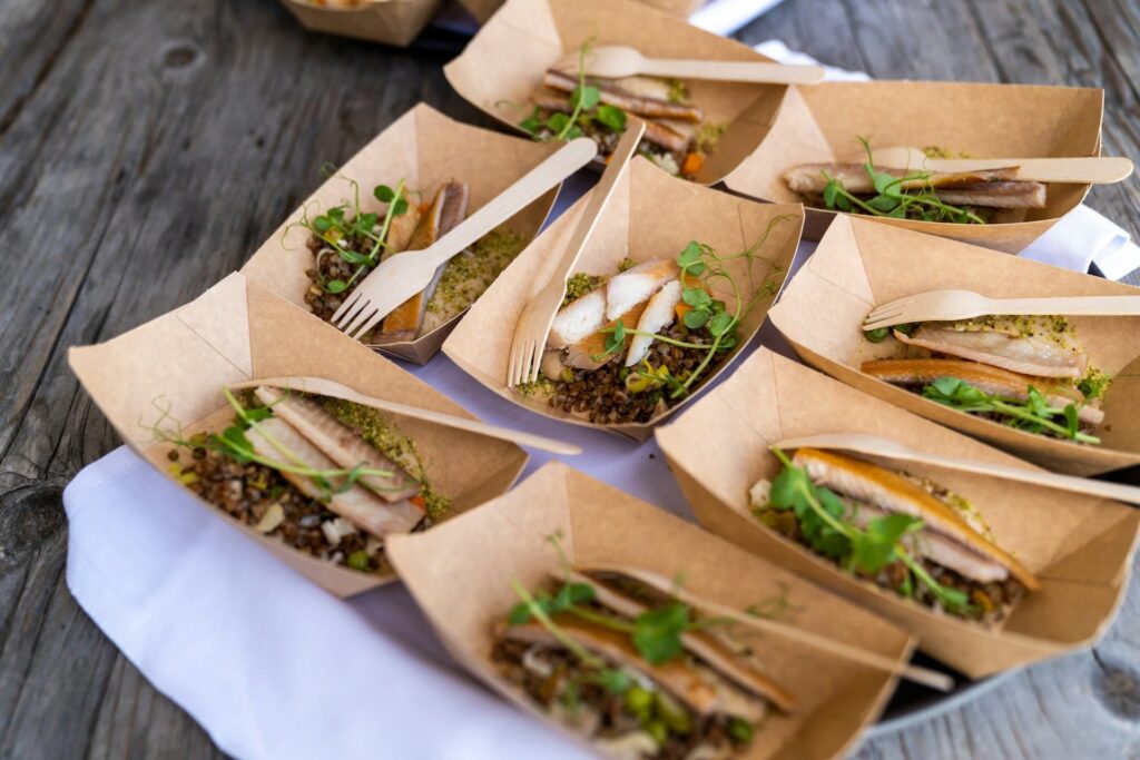Using paper trays as food containers is an eco-friendly choice