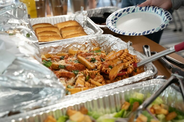 Aluminum foil containers are commonly used in everyday life