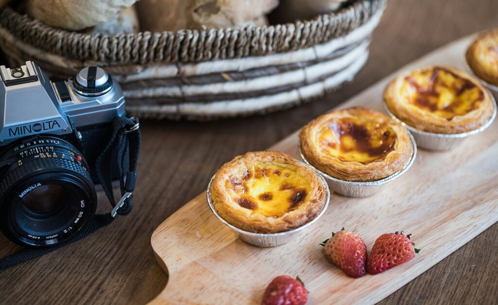 Aluminum foil packaging is commonly used for egg tarts in baking