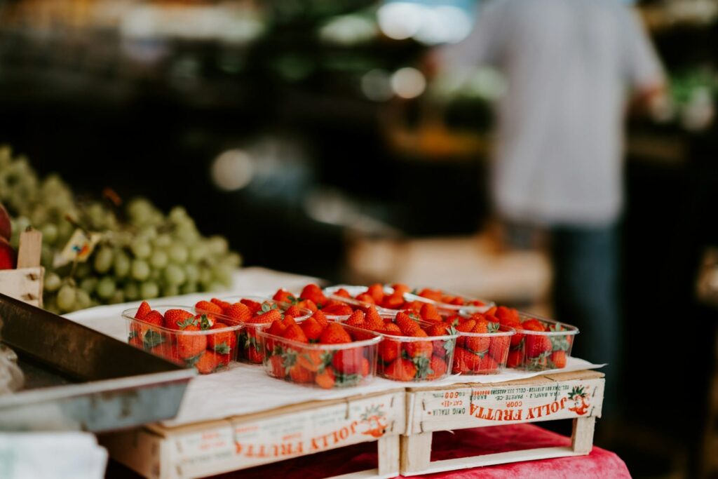 Plastic container for storing fresh fruits